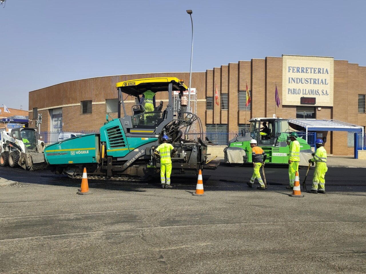 Obras de asfaltado en Palencia por Iberdrola con trabajadores y maquinaria