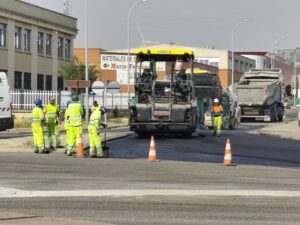 Trabajadores de Iberdrola realizando asfaltado en Palencia