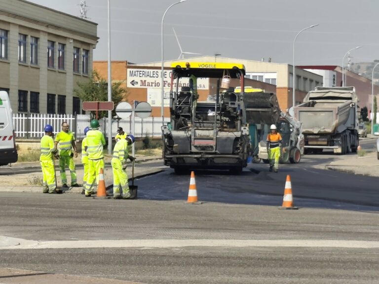 Trabajadores de Iberdrola realizando asfaltado en Palencia