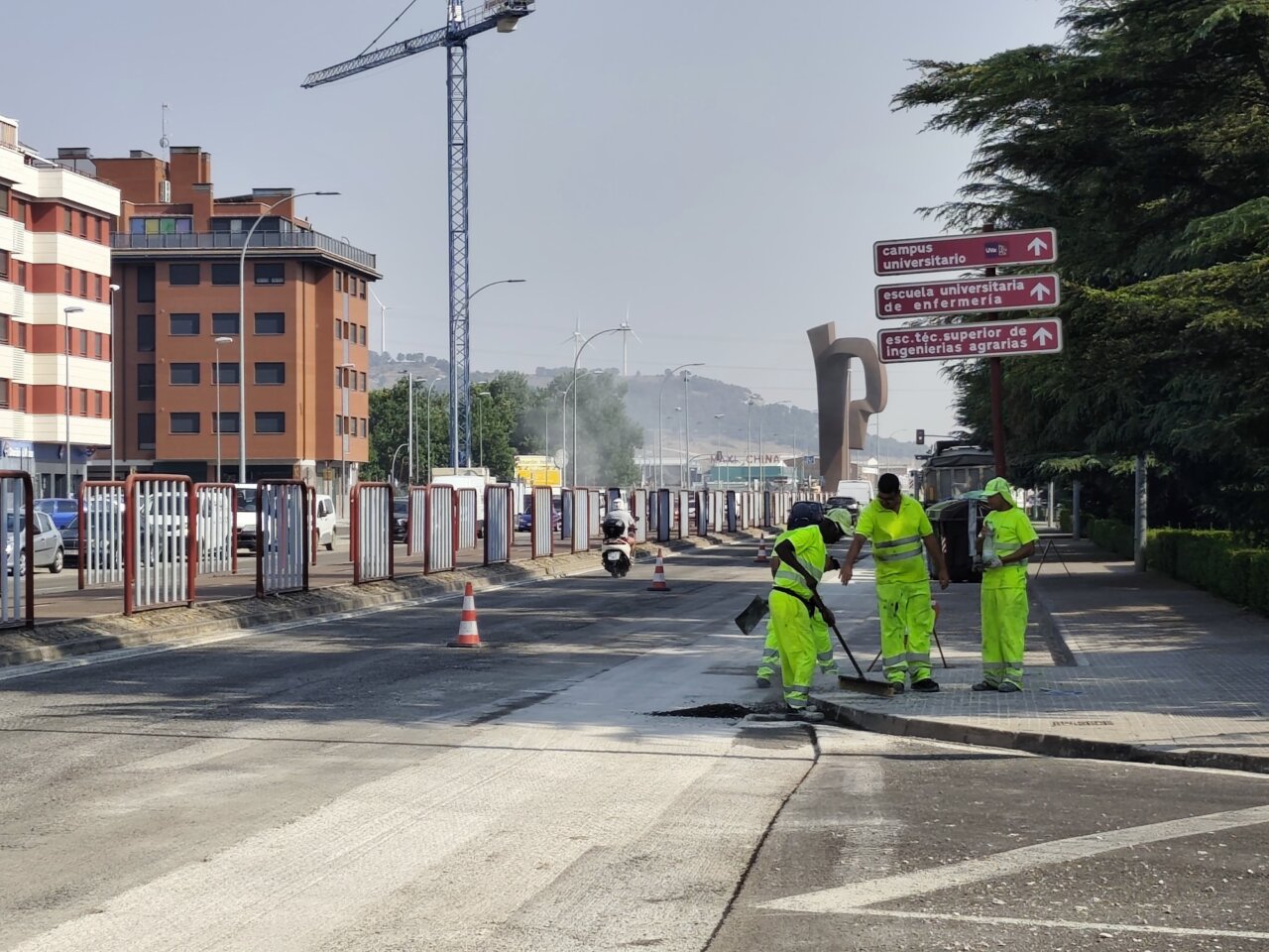 Trabajadores de Iberdrola reasfaltando una calle en Palencia