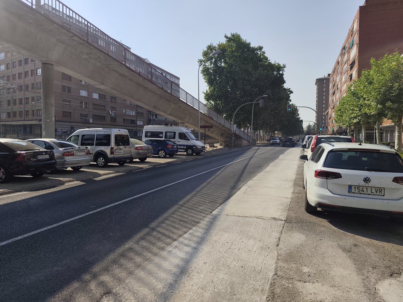 Vista de la calle en Palencia con vehículos estacionados y obras de asfaltado
