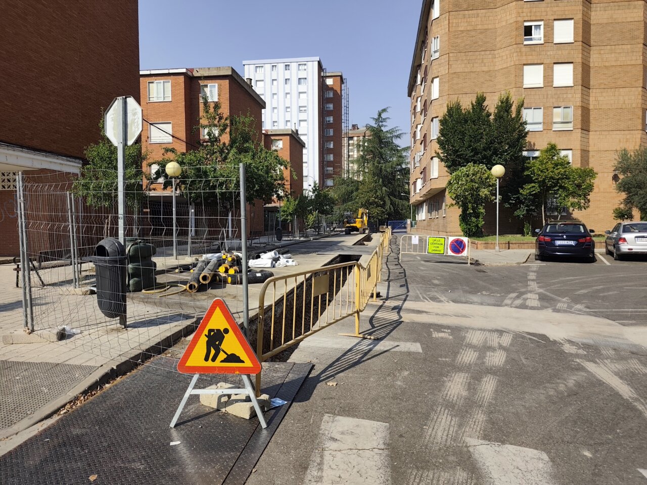 Obras de reasfaltado de la red de calor en Palencia con señal de advertencia