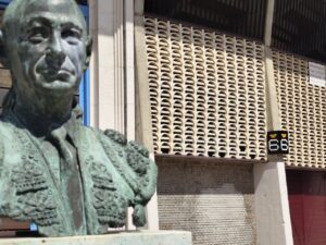 Estatua en la Plaza de Toros de Palencia con señalización nueva.