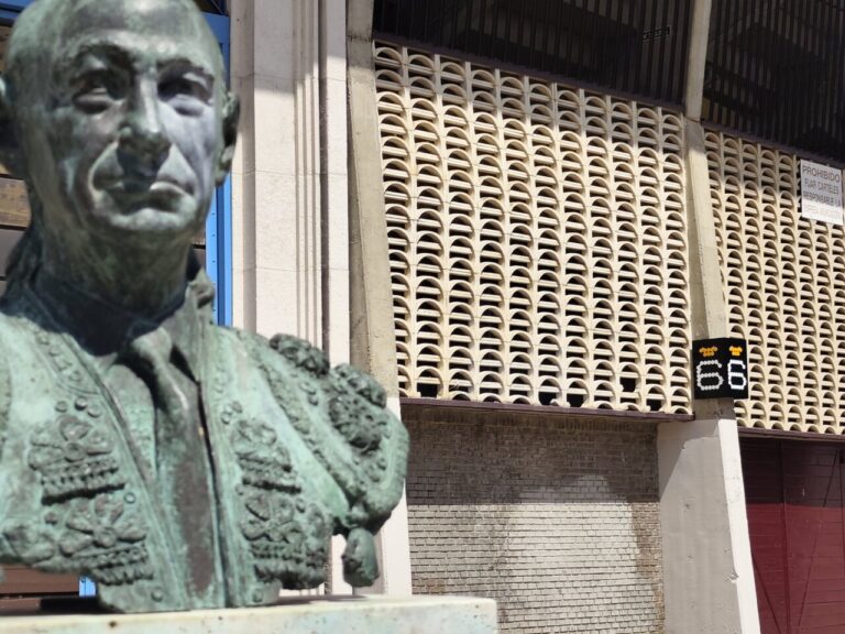 Estatua en la Plaza de Toros de Palencia con señalización nueva.