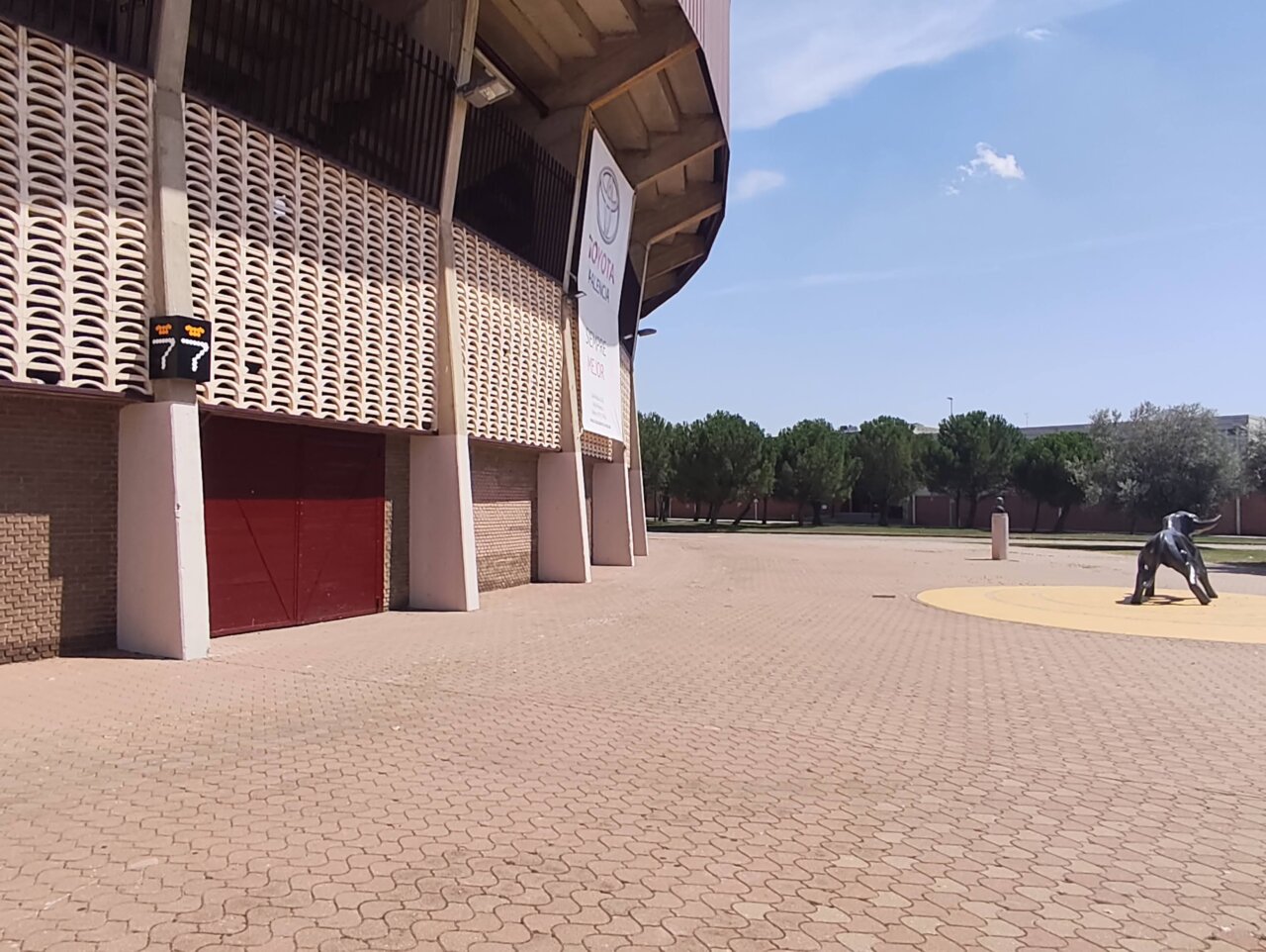 Exterior de la Plaza de Toros de Palencia con nueva señalética