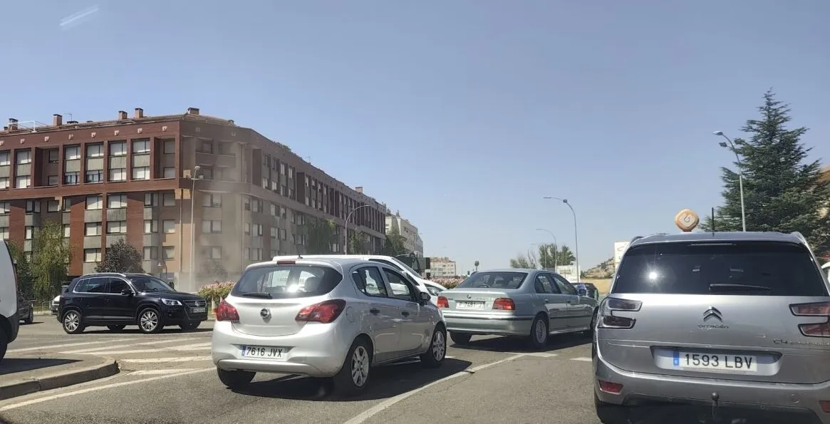 Tráfico denso en la glorieta de la P en Palencia durante el asfaltado
