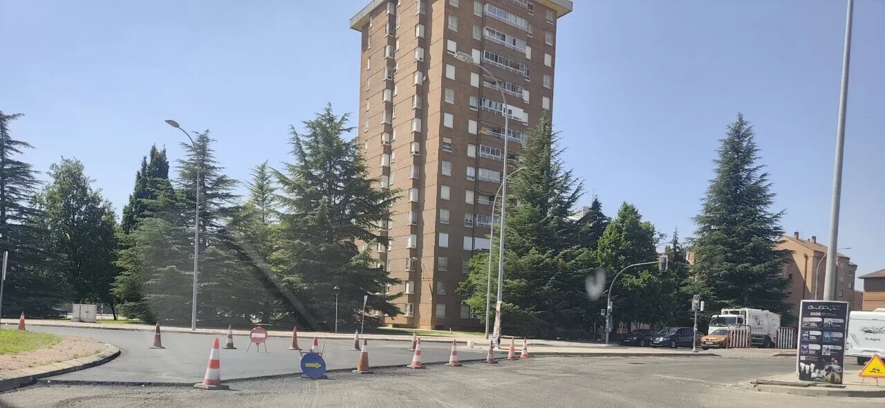 Obras de asfaltado en glorietas del Vial causando embotellamientos