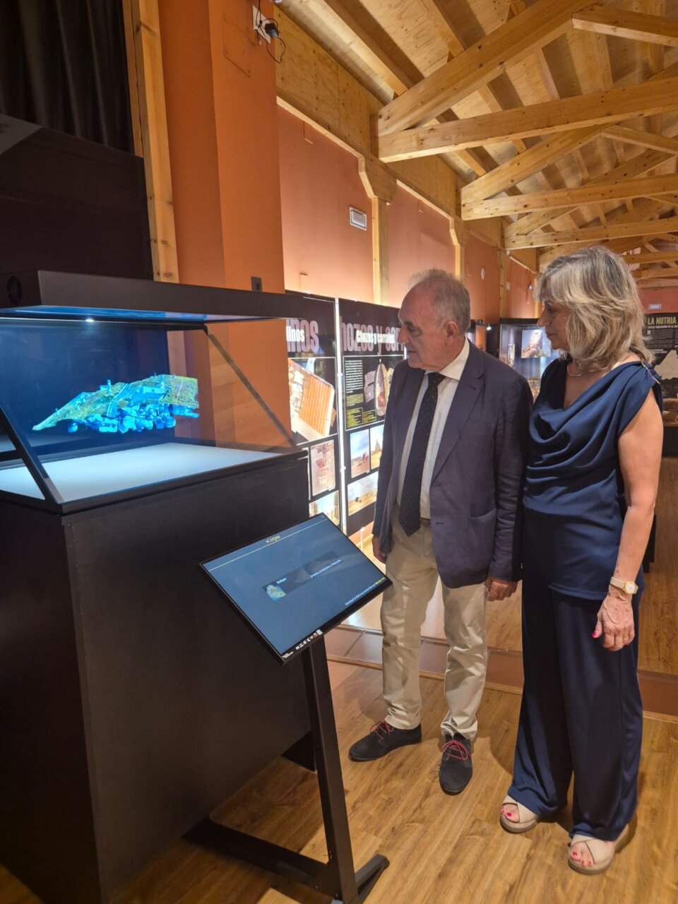 Delegado y alcaldesa observando tecnología en el Museo del Cerrato