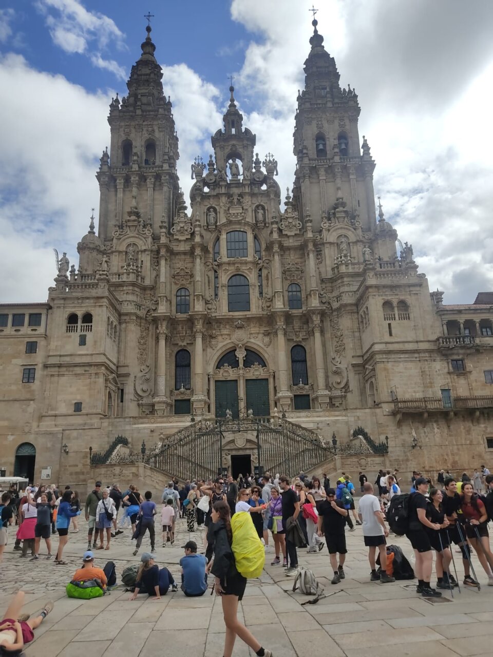 Neme Cuadrado en la plaza del Obradoiro tras su travesía solidaria