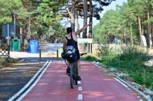 Ciclista en el nuevo carril bici de Aguilar de Campoo