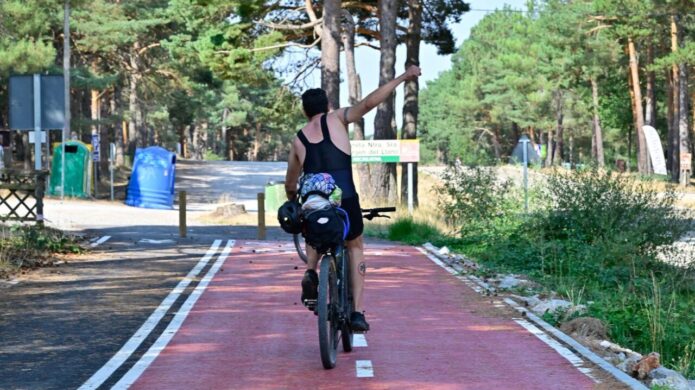 Ciclista en el nuevo carril bici de Aguilar de Campoo