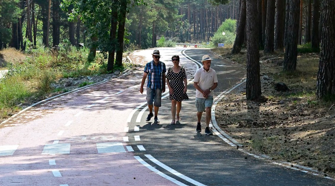 Tres personas caminando por un carril bici en Aguilar de Campoo