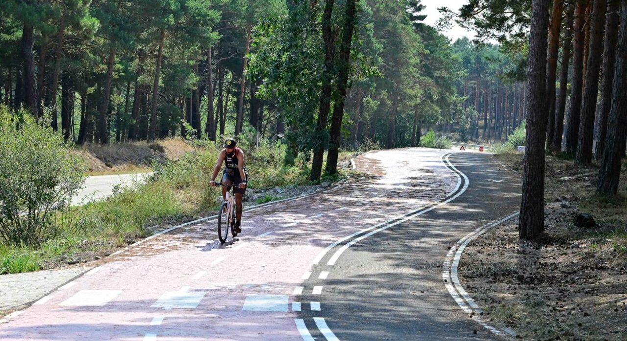 Ciclista en el nuevo carril bici entre Aguilar de Campoo y la playa del embalse