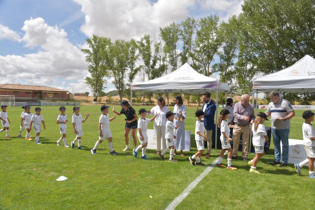 Niños en el campus de la Fundación Real Madrid despidiéndose de Astudillo