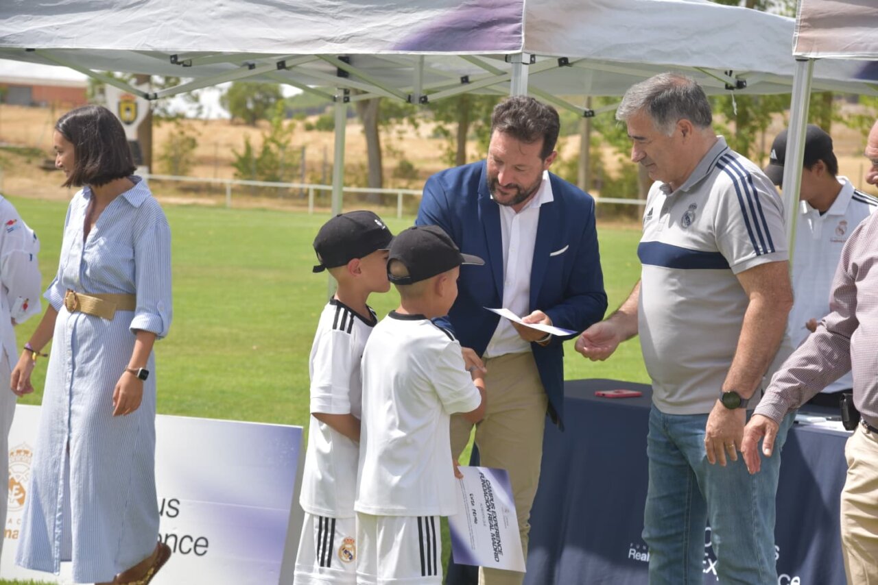 Astudillo despidiéndose de los niños en el campus del Real Madrid