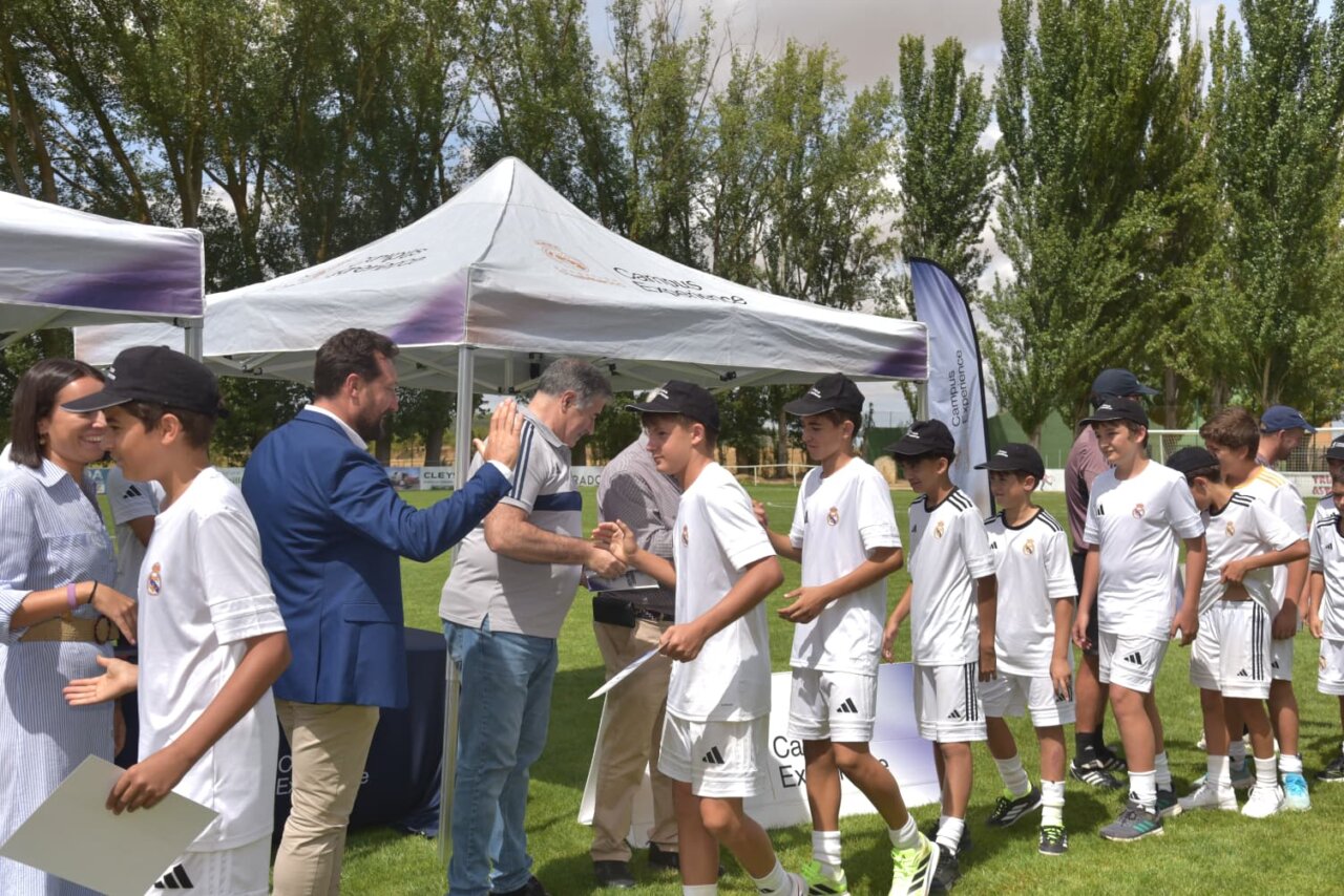 Astudillo despidiéndose de los jóvenes jugadores del campus del Real Madrid