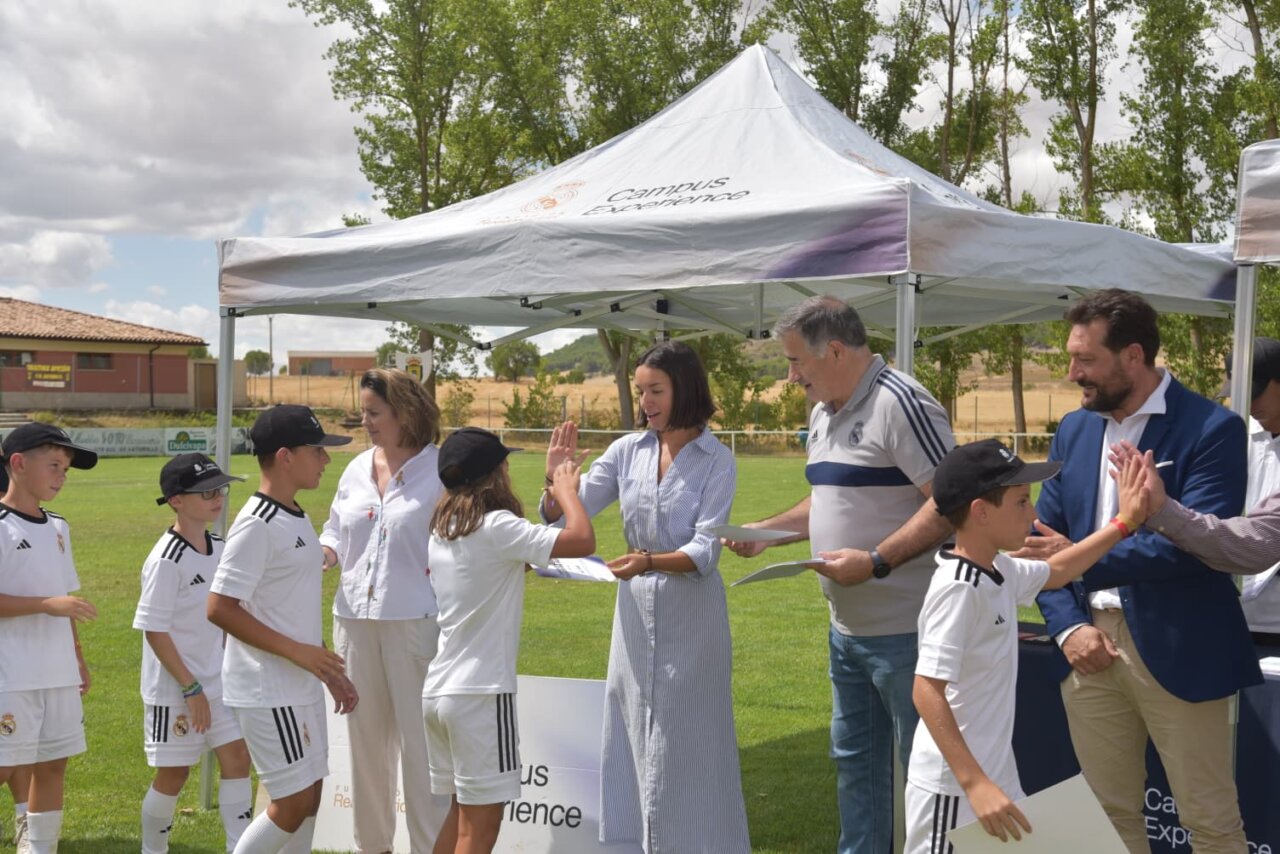 Astudillo despidiéndose del campus de la Fundación Real Madrid con niños