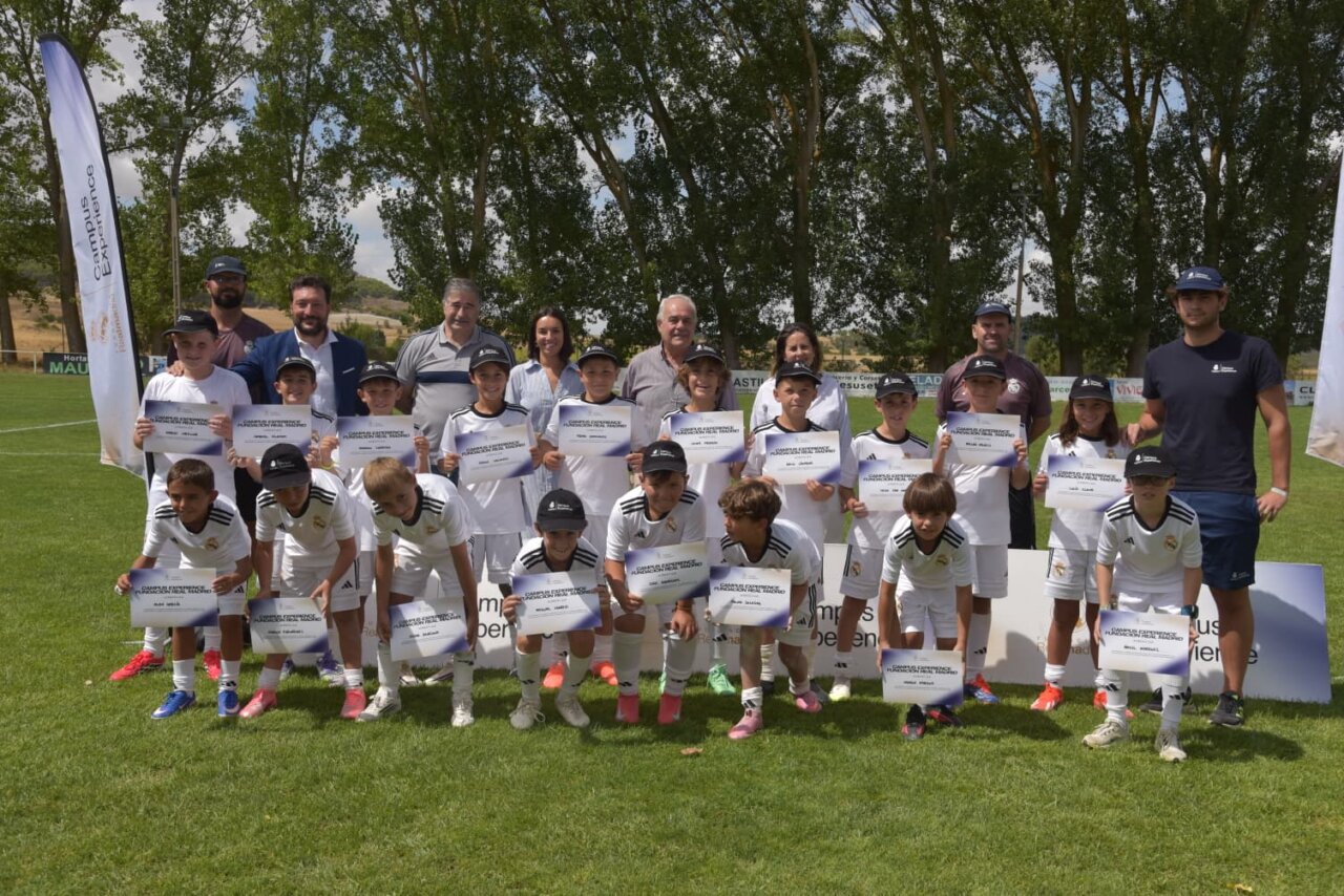 Astudillo despidiéndose del campus de la Fundación Real Madrid con niños