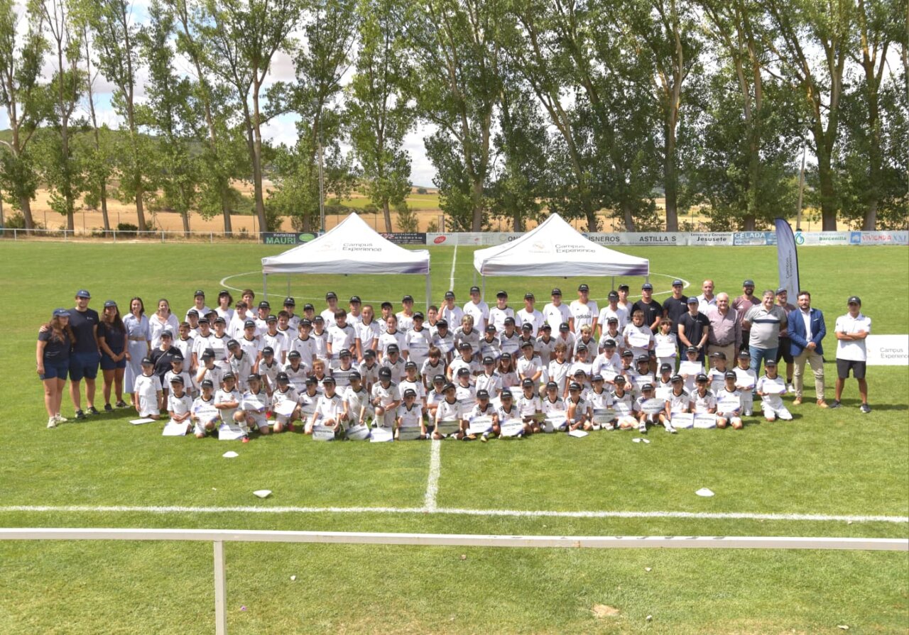 Grupo de niños y adultos en el campus de la Fundación Real Madrid en Astudillo