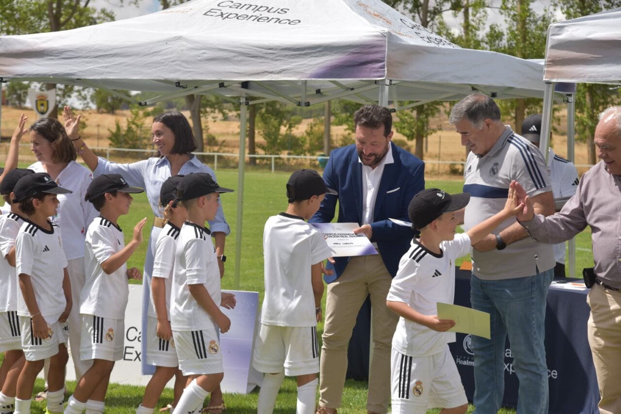 Astudillo despidiéndose de niños en el campus del Real Madrid