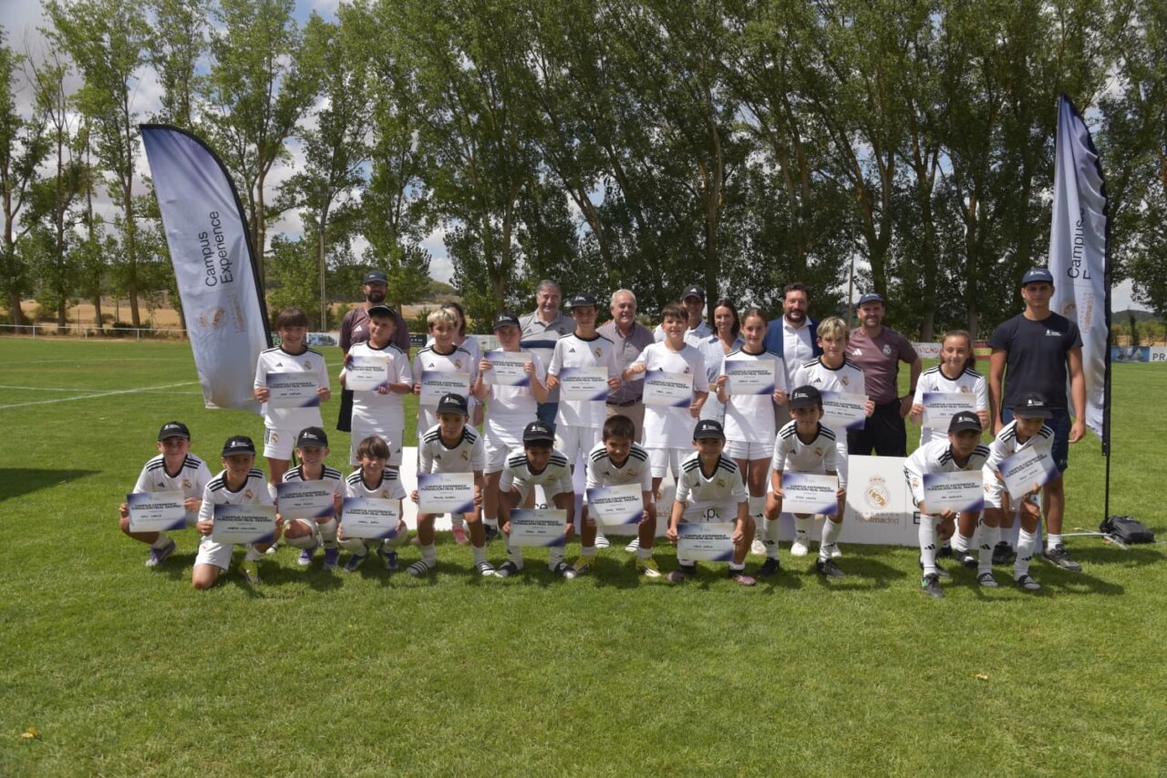 Grupo de niños en el campus de la Fundación Real Madrid en Astudillo