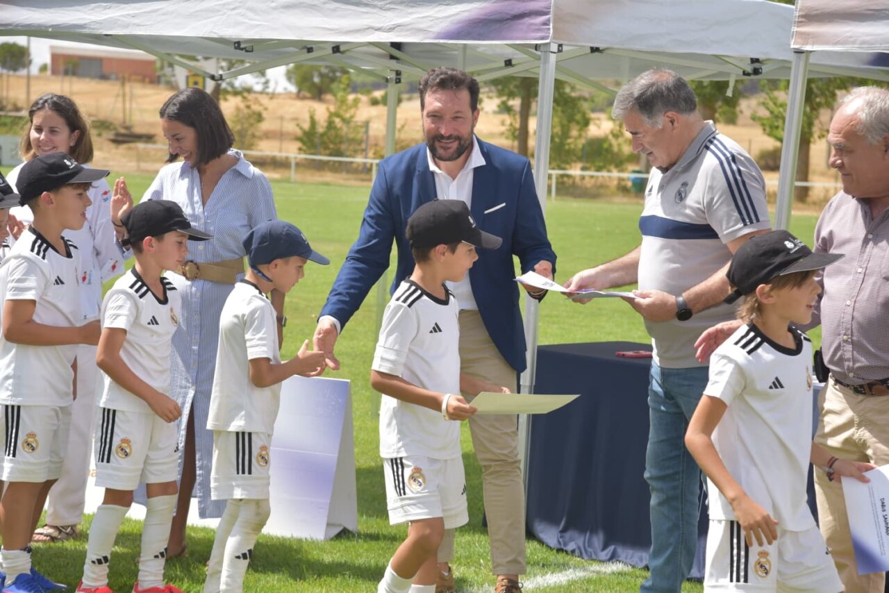 Astudillo despidiéndose de niños en el campus del Real Madrid
