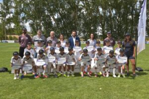 Grupo de niños con camisetas del Real Madrid en el campus de Astudillo
