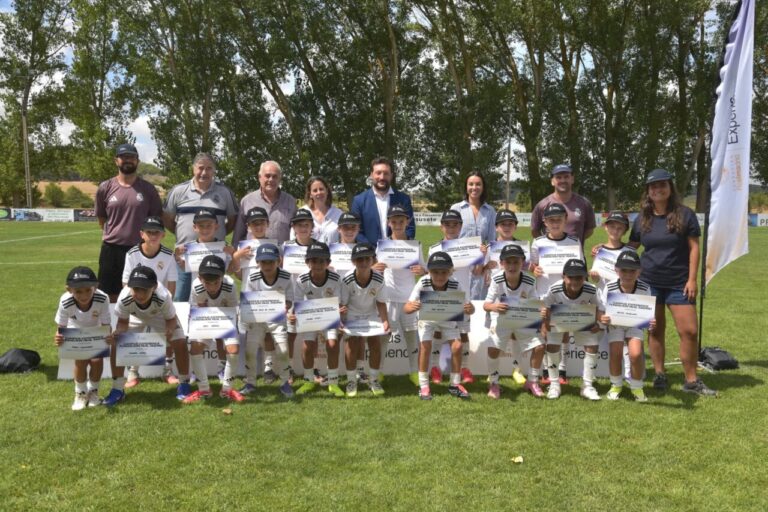 Grupo de niños con camisetas del Real Madrid en el campus de Astudillo