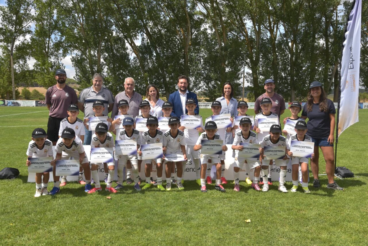 Grupo de niños con camisetas del Real Madrid en el campus de Astudillo