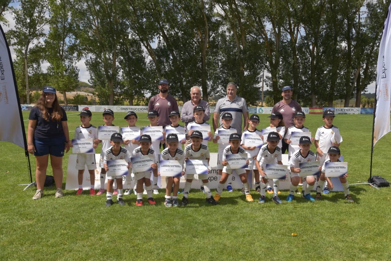 Grupo de niños con camisetas del Real Madrid en un campus de fútbol