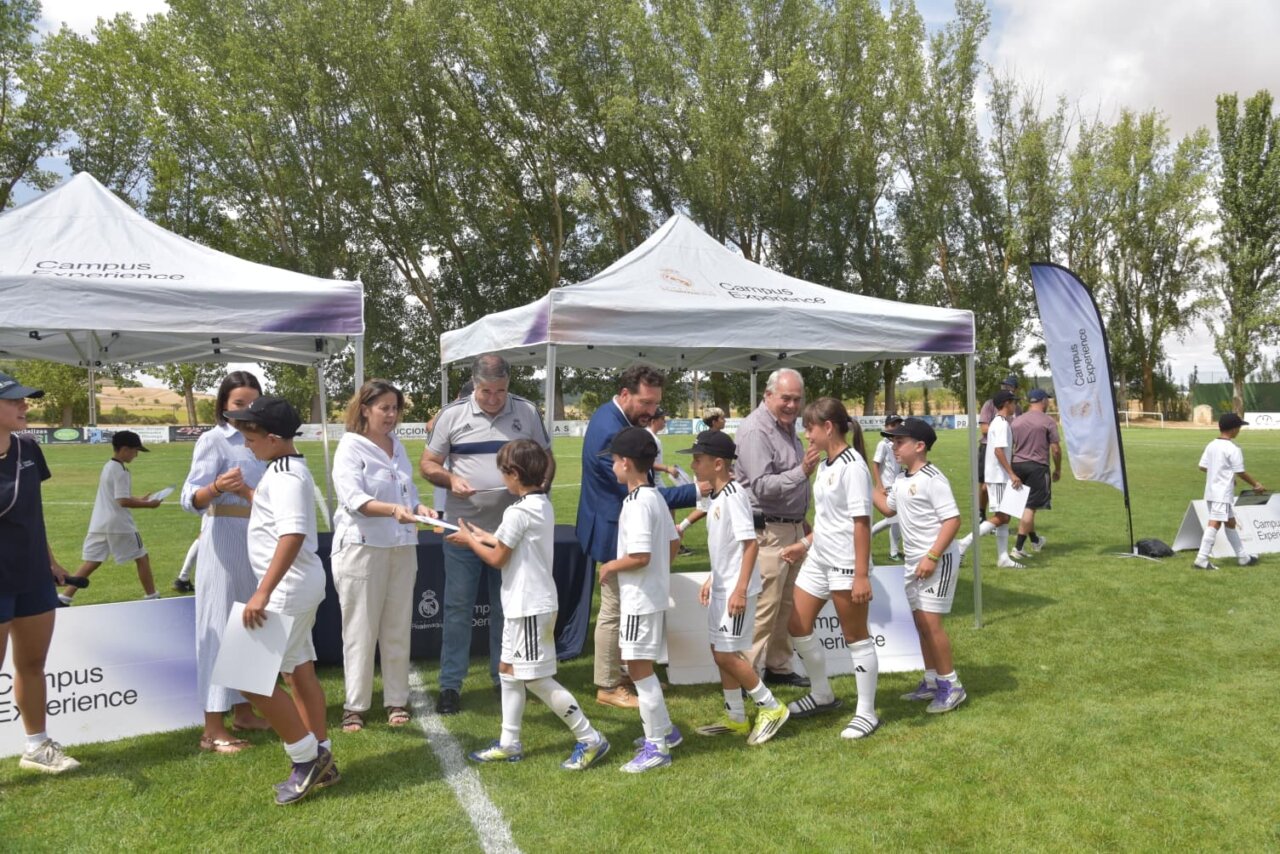 Astudillo despidiéndose de niños en el campus de la Fundación Real Madrid