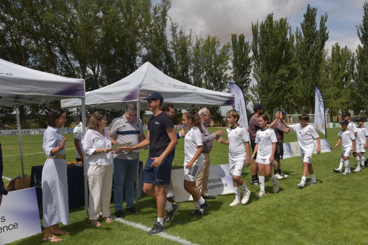 Astudillo despidiéndose en el campus de la Fundación Real Madrid