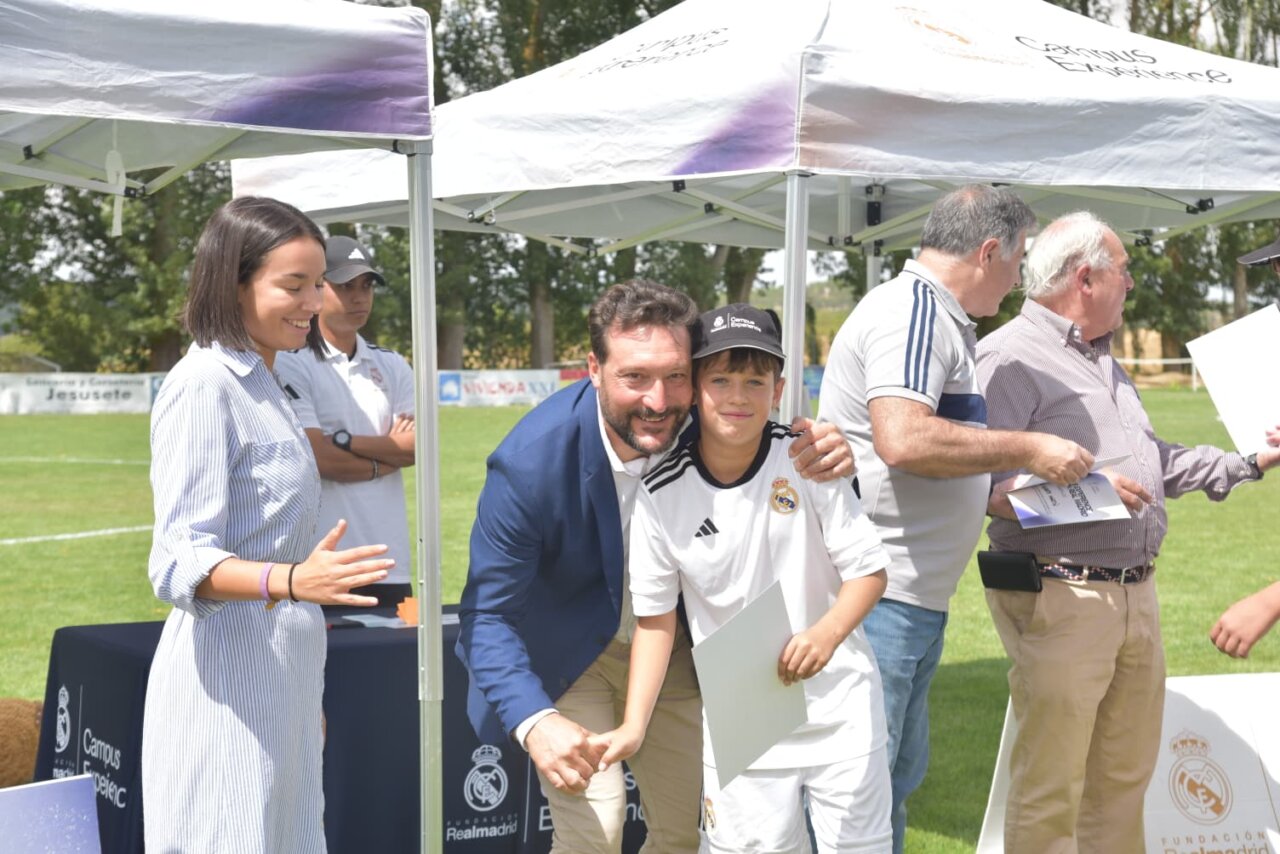 Astudillo despidiéndose de un niño en el campus del Real Madrid