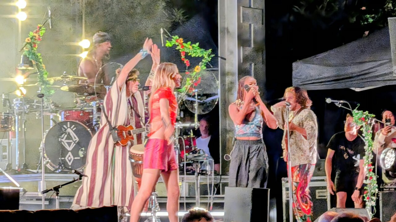 Concierto de Crystal Fighters en el parque del Salón con músicos en el escenario