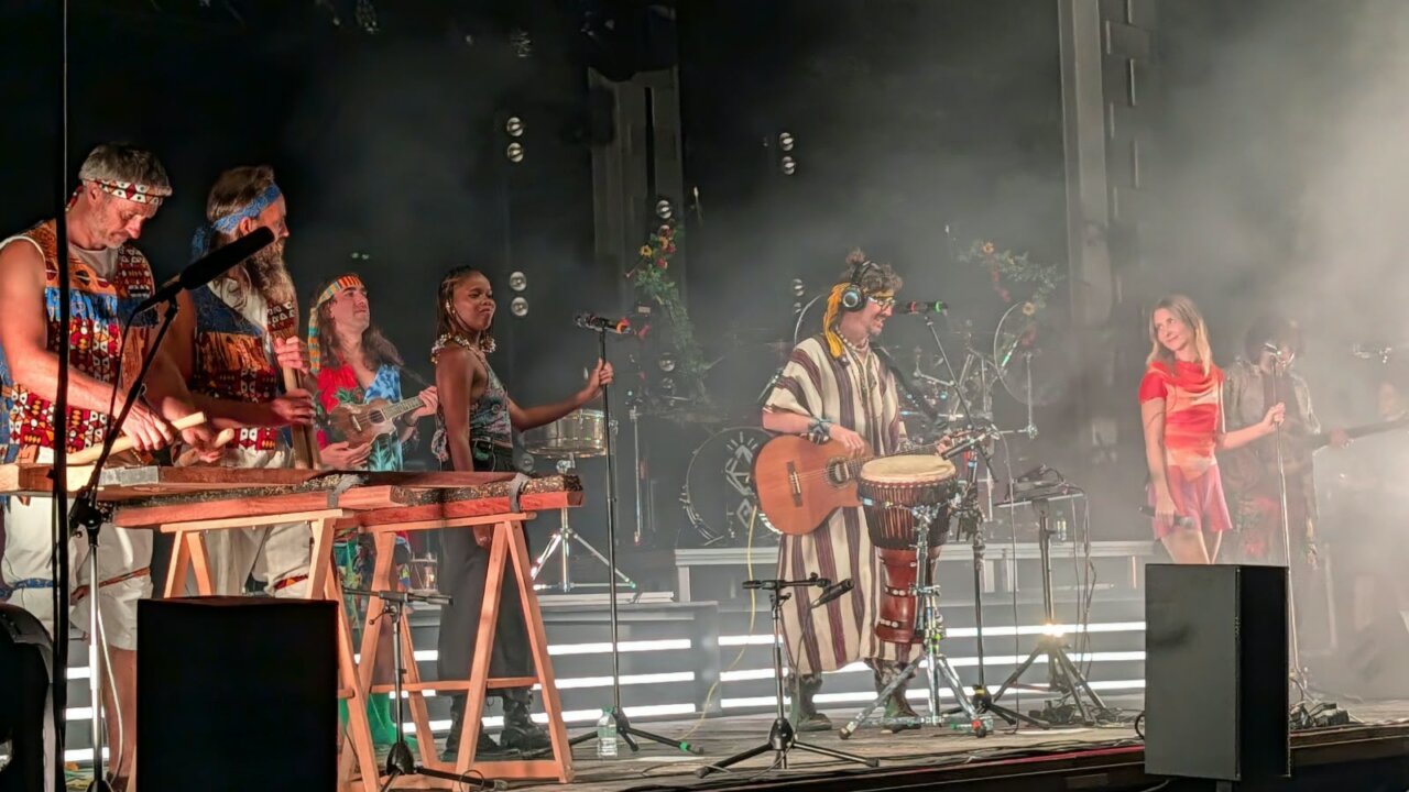 Concierto de Crystal Fighters en el parque del Salón con músicos en el escenario
