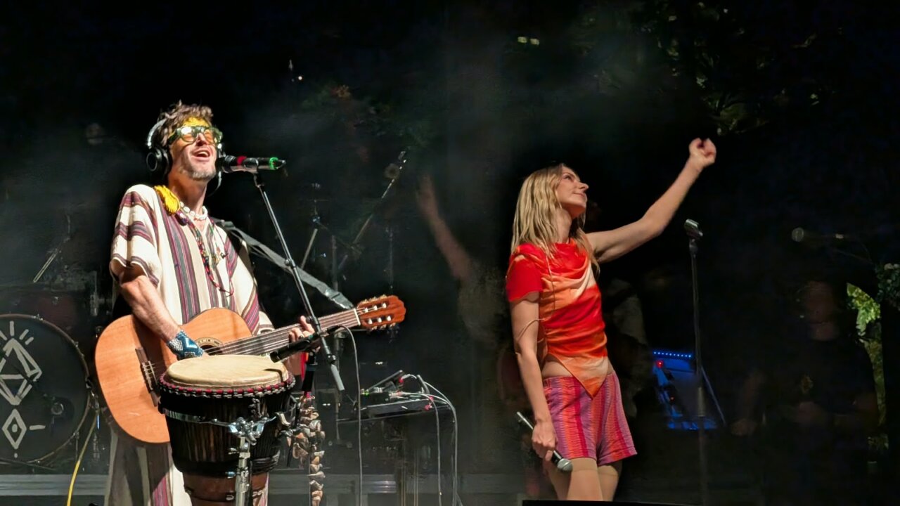 Concierto de Crystal Fighters en el parque del Salón durante San Antolín