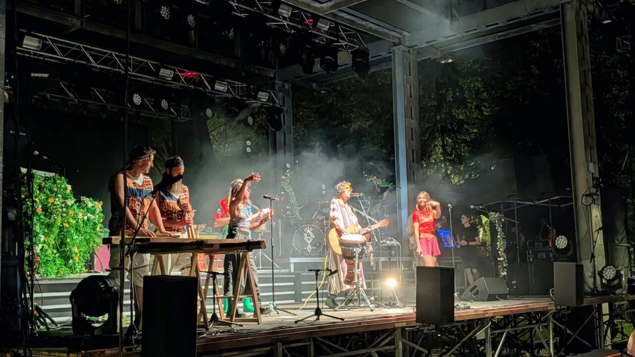 Concierto de Crystal Fighters en el parque del Salón con músicos y público animado
