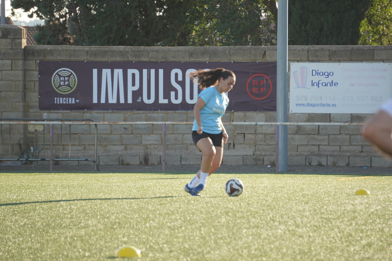 Jugadora del Palencia Fútbol Femenino entrenando en el campo