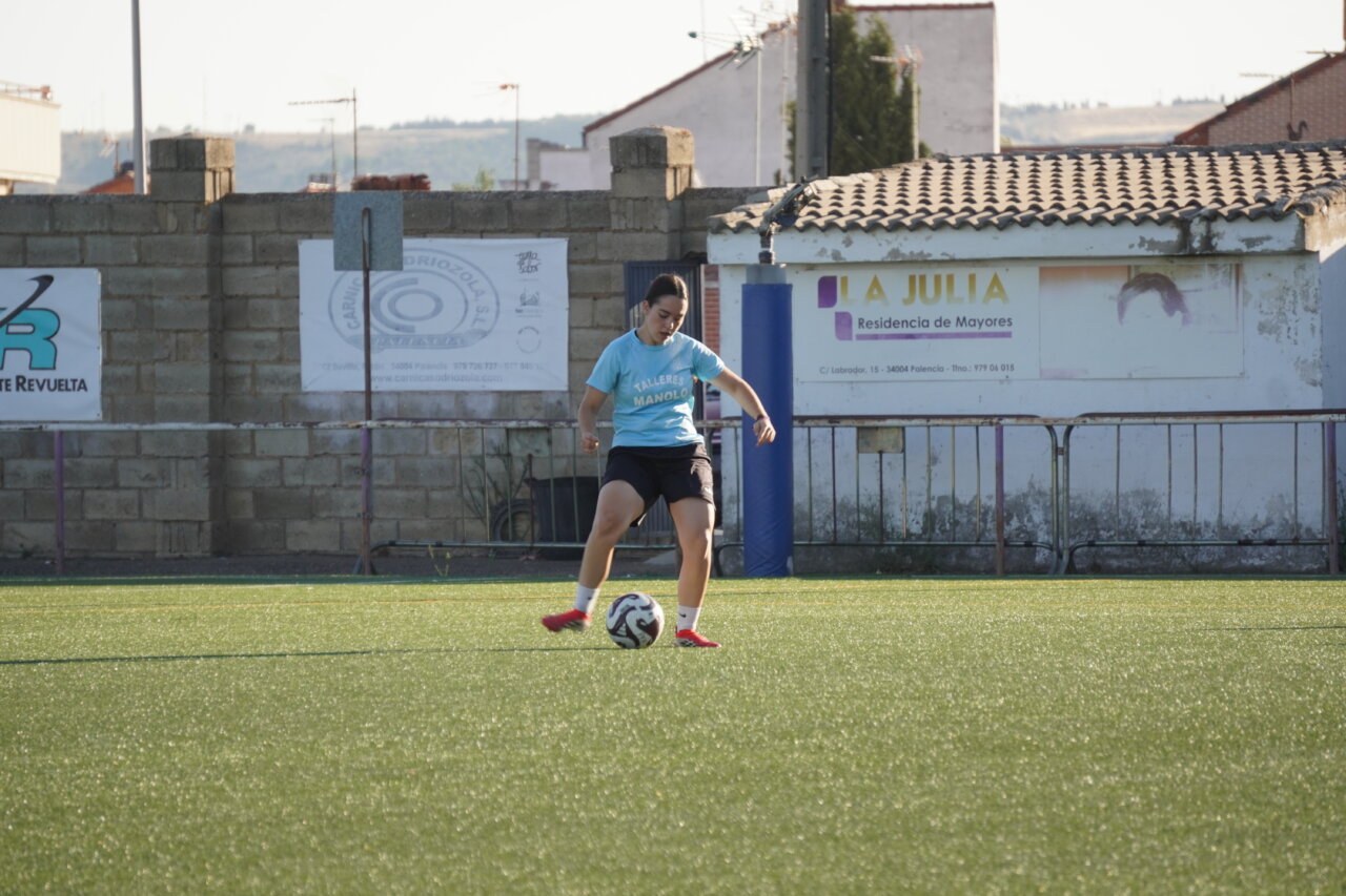 Jugadora del Palencia Fútbol Femenino entrenando en el campo