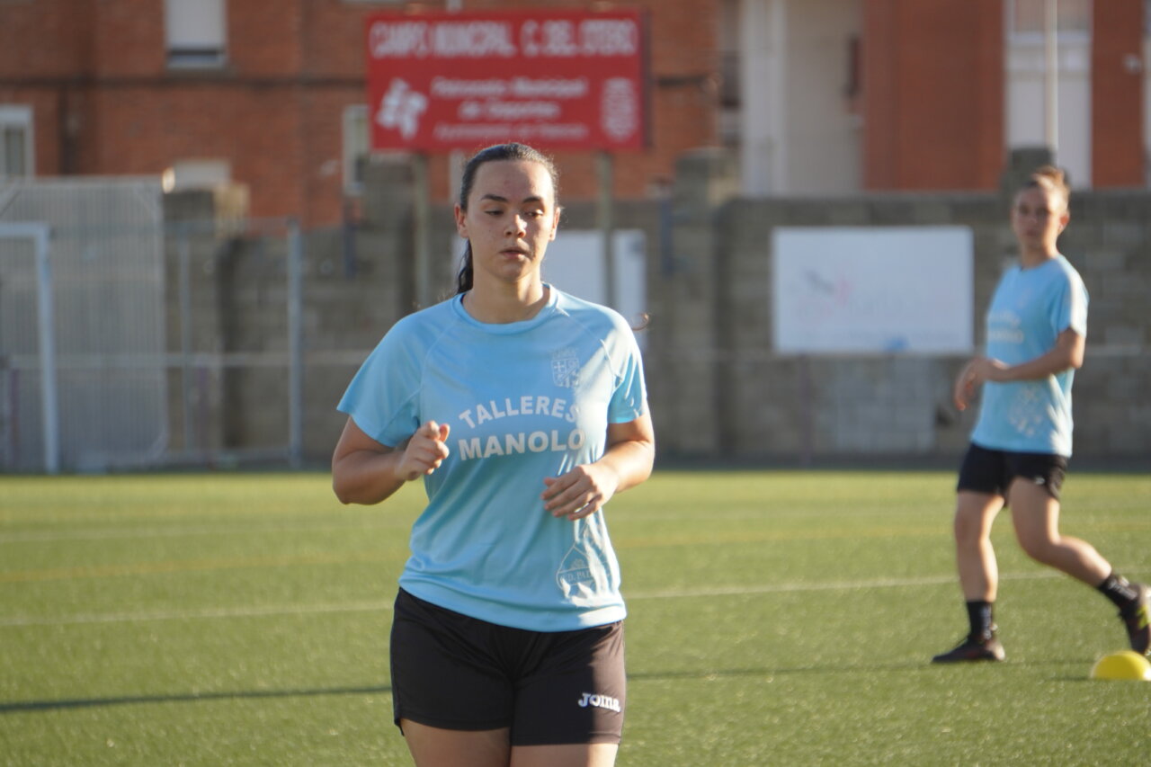 Jugadora del Palencia Fútbol Femenino entrenando en el campo