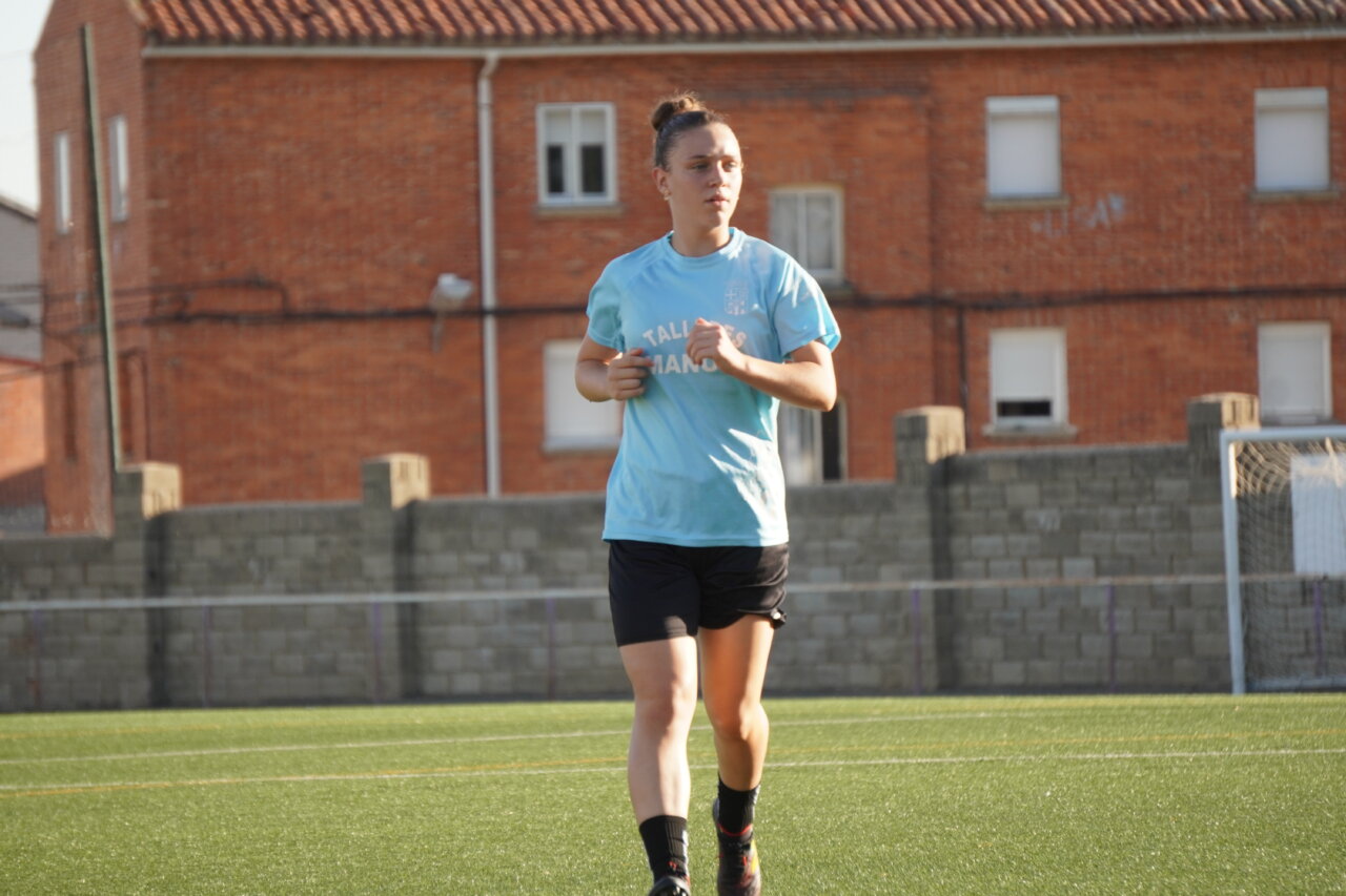Jugadora del Palencia Fútbol Femenino entrenando en el campo.