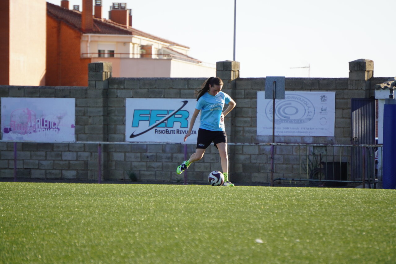 Jugadora del Palencia Fútbol Femenino entrenando en el campo.