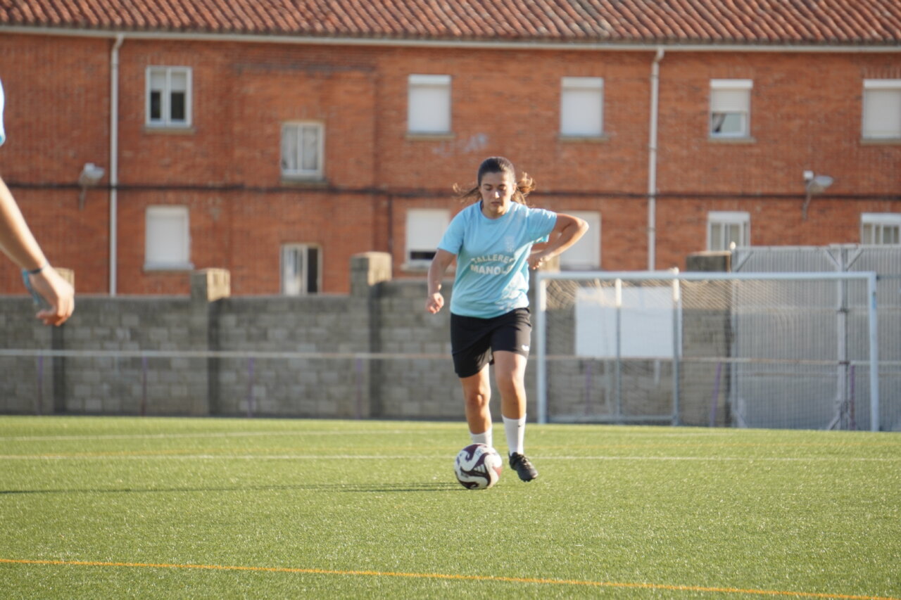 Jugadora del Palencia Fútbol Femenino entrenando en el campo.