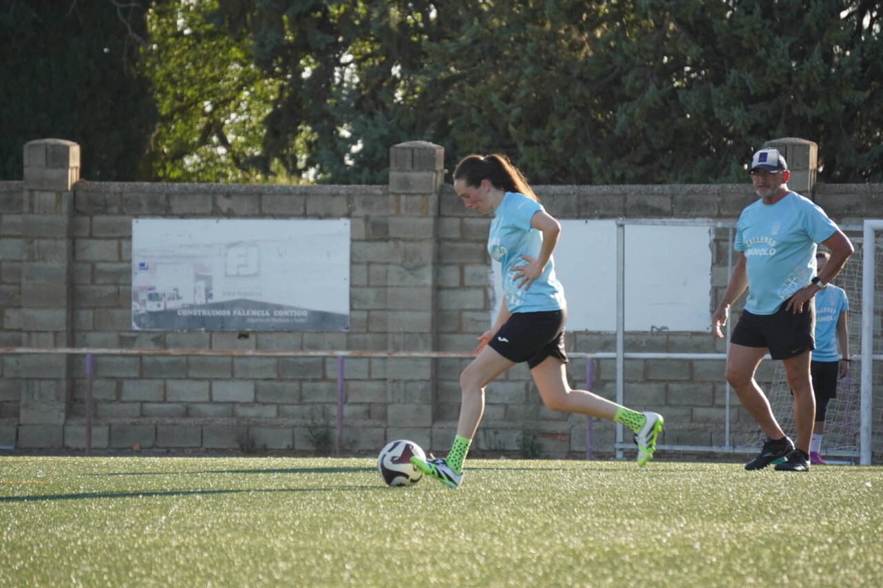 Jugadora del Palencia Fútbol Femenino entrenando en el campo