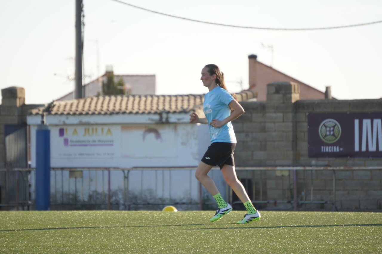 Jugadora del Palencia Fútbol Femenino entrenando en el campo