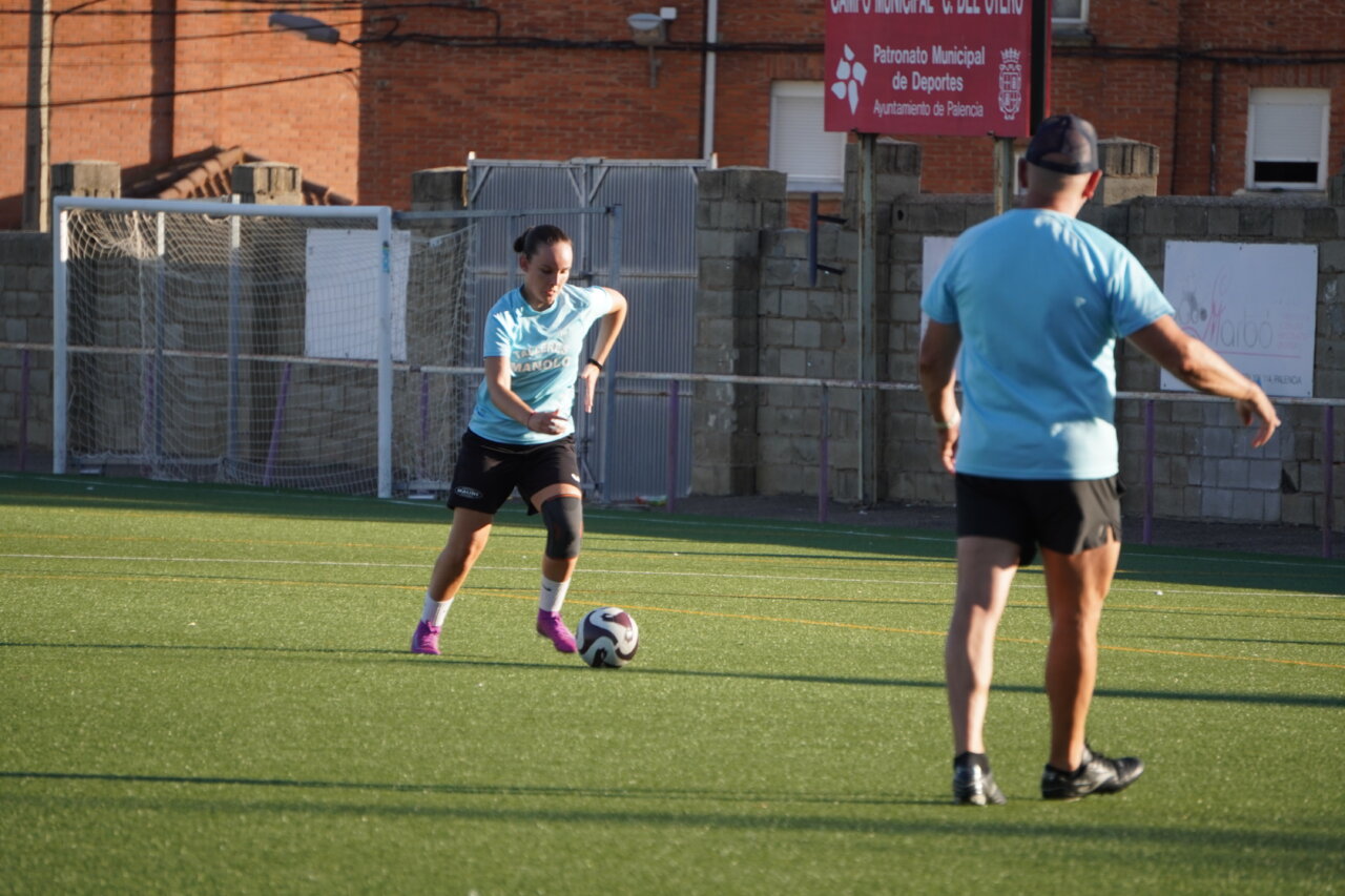 Entrenamiento del Palencia Fútbol Femenino en el campo de deportes