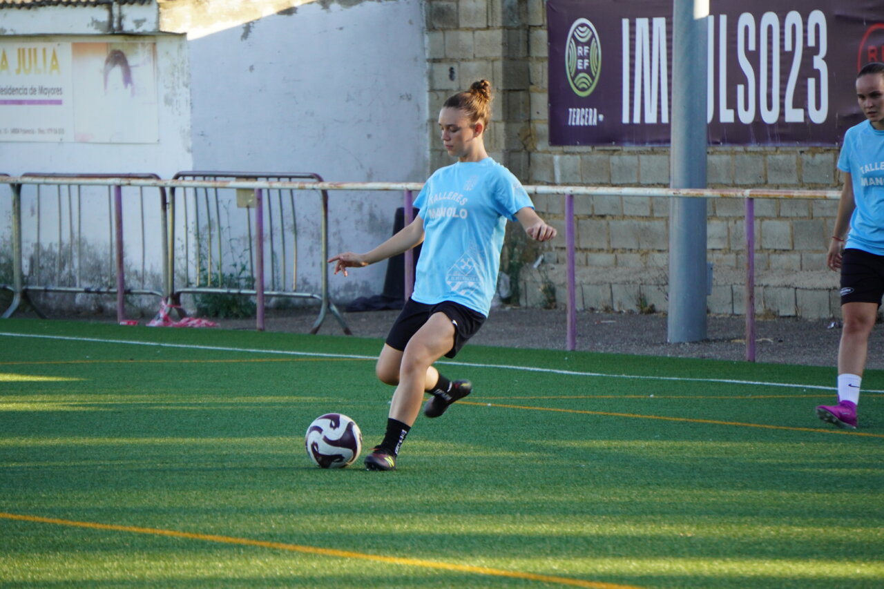 Jugadora del Palencia Fútbol Femenino entrenando en el campo.