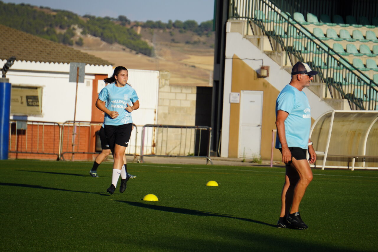 Jugadora del Palencia Fútbol Femenino entrenando en el campo