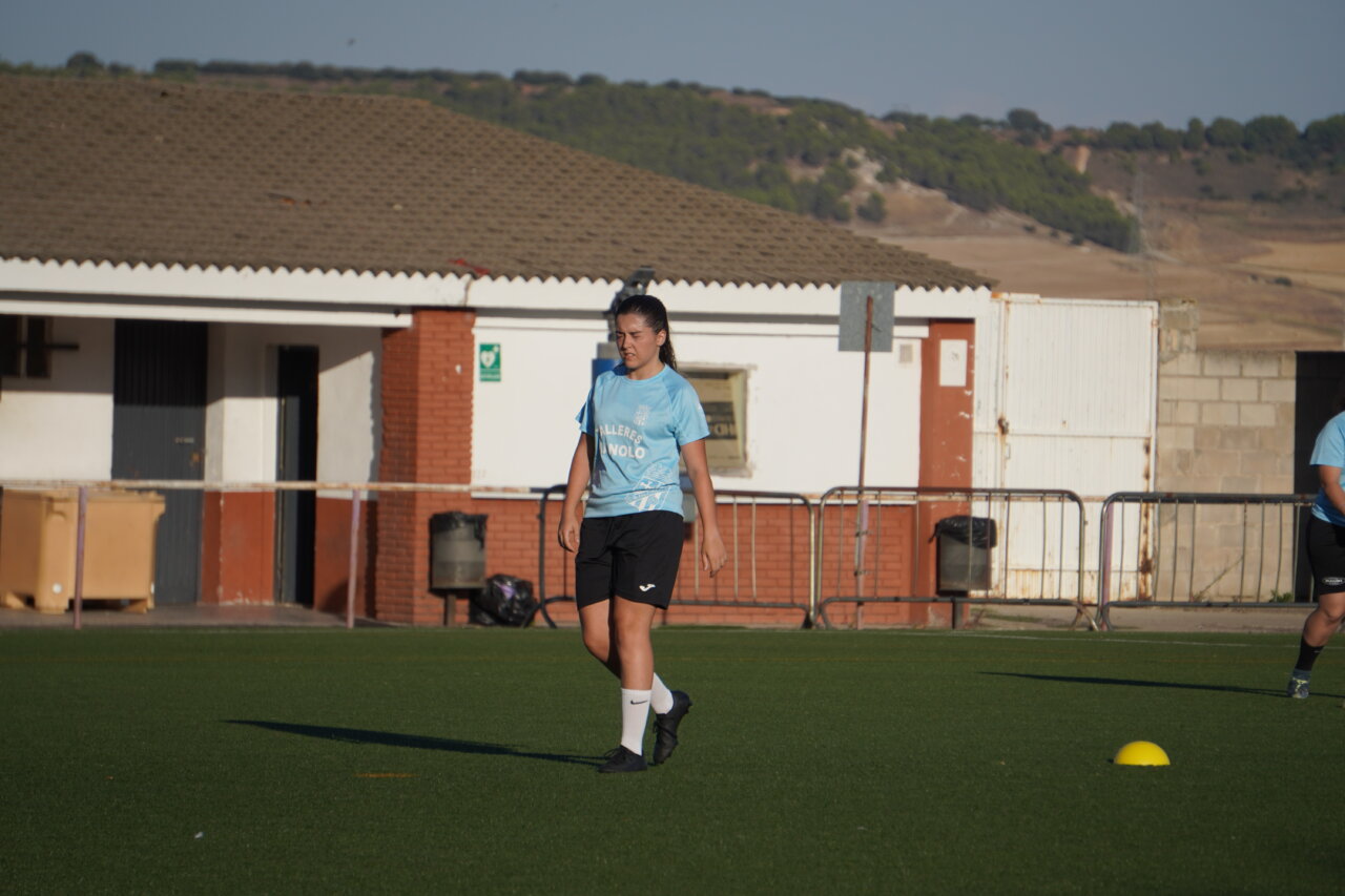 Jugadora del Palencia Fútbol Femenino entrenando en el campo