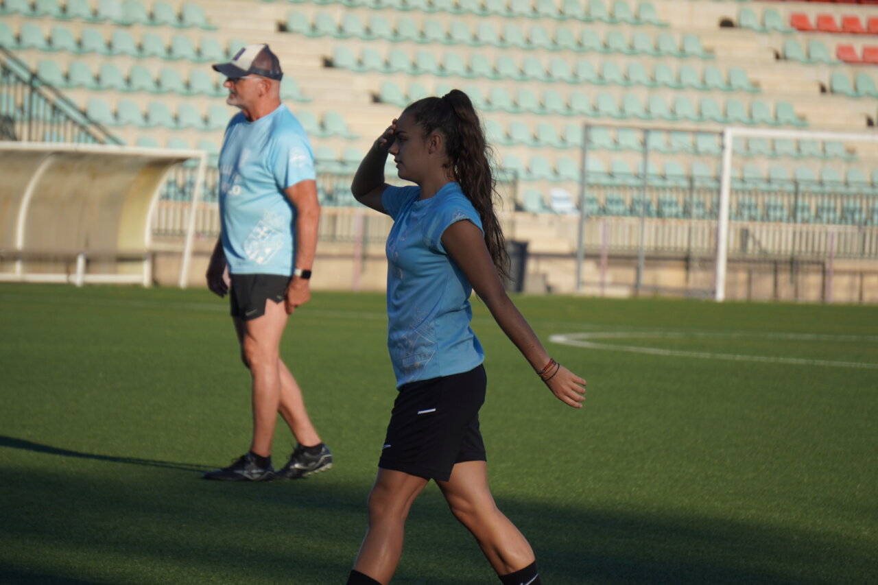 Entrenamiento del equipo de fútbol femenino de Palencia en el campo